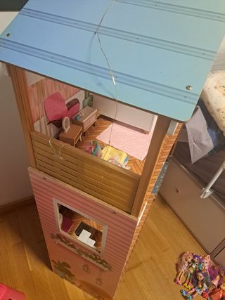 Casa de muñecas con muebles y figuras