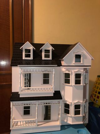Casa de muñecas de madera