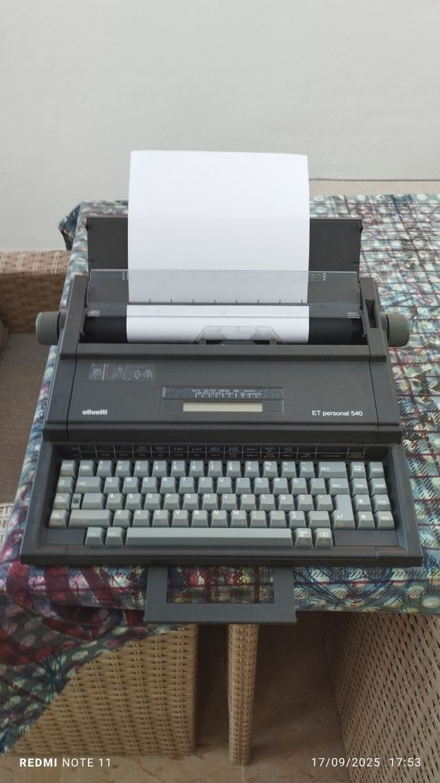 Máquina de escribir eléctrica Olivetti ET 540 pers
