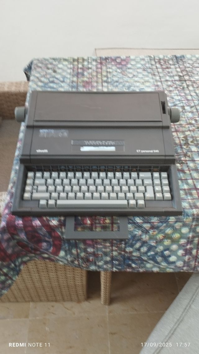 Máquina de escribir eléctrica Olivetti ET 540 pers