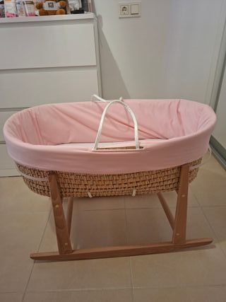 Minicuna mimbre y madera rosa. Con funda rosa. 