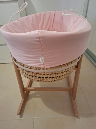 Minicuna mimbre y madera rosa. Con funda rosa. 