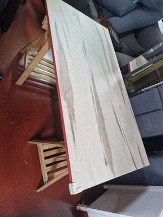 Mesa de trabajo roja con borriquetas