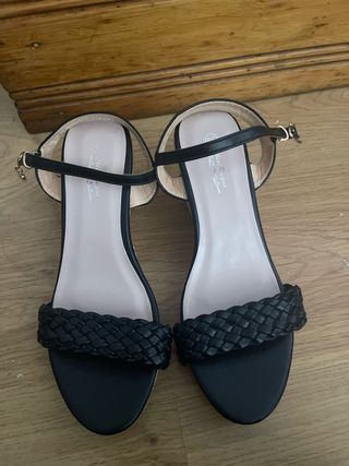 Sandalias negras con tiras trenzadas