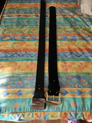 Cinturones negros con hebillas plateada y dorada