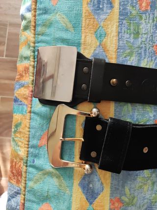 Cinturones negros con hebillas plateada y dorada