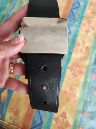 Cinturones negros con hebillas plateada y dorada