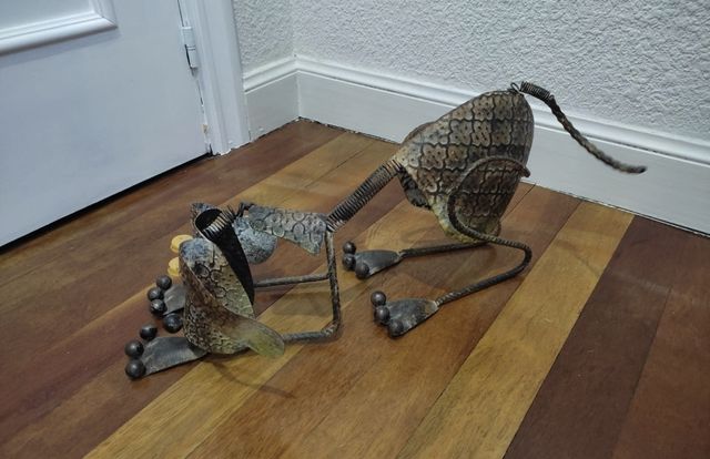 Perro de metal decorativo