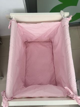 Cuna colecho blanca vestidura rosa puntos