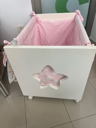 Cuna colecho blanca vestidura rosa puntos