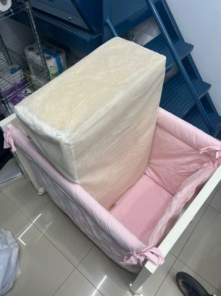 Cuna colecho blanca vestidura rosa puntos