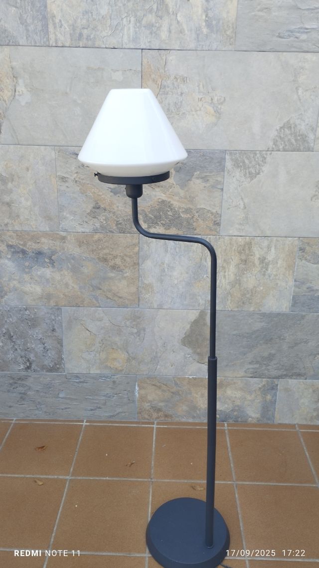 Lámpara de pie gris y blanca