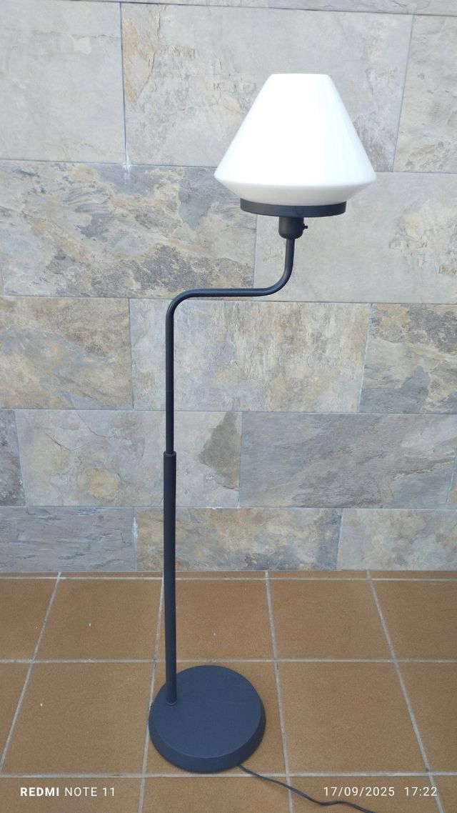 Lámpara de pie gris y blanca