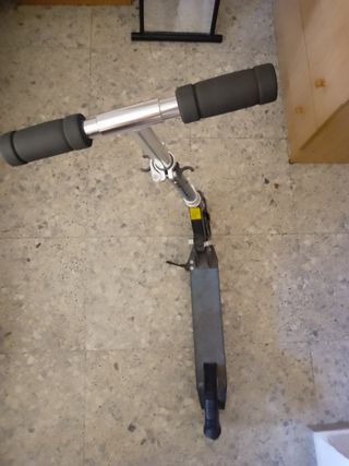 Monopatín con pata de apoyo