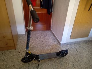 Monopatín con pata de apoyo