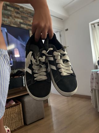 Zapatillas deportivas negras y blancas