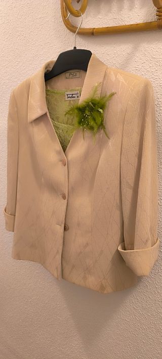 Chaqueta Tachini's Beige Mujer. Con blusa compañer