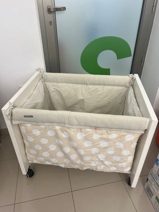 Cuna colecho blanca con vestidura beige