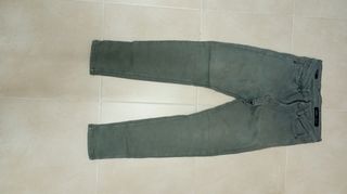 Pantalón vaquero hombre verde