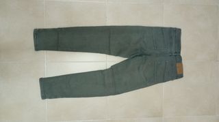 Pantalón vaquero hombre verde