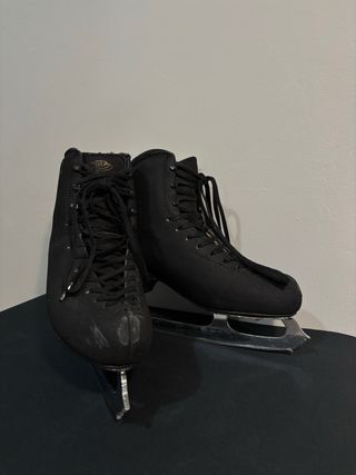 Patines de patinaje artístico sobre hielo