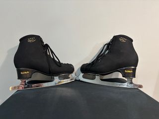 Patines de patinaje artístico sobre hielo