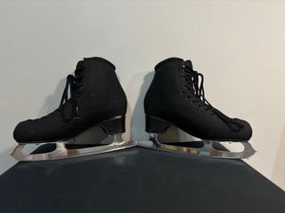 Patines de patinaje artístico sobre hielo