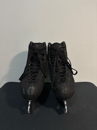 Patines de patinaje artístico sobre hielo
