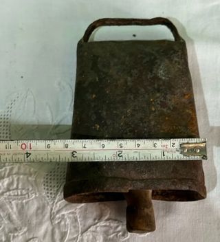 Cencerro antiguo de metal