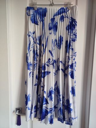Falda midi plisada Zara floral azul