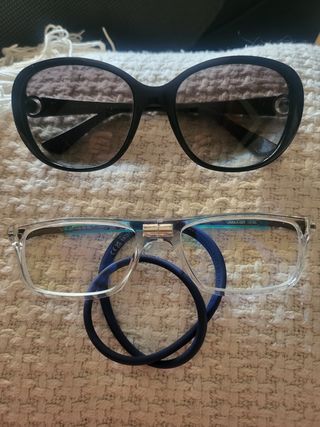 Gafas de sol negras y gafas graduadas azules