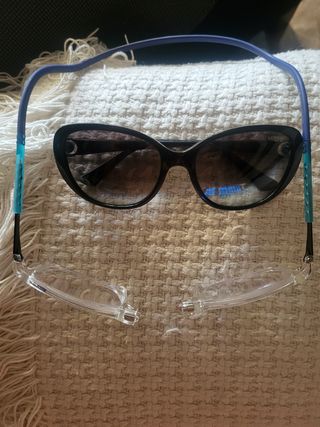 Gafas de sol negras y gafas graduadas azules
