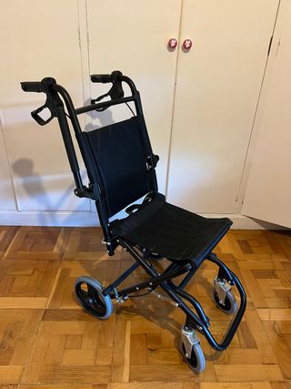 Silla de ruedas estrecha y ligera.