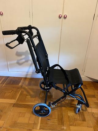 Silla de ruedas estrecha y ligera.