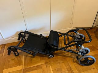 Silla de ruedas estrecha y ligera.