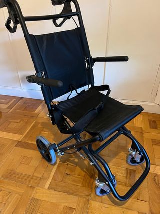 Silla de ruedas estrecha y ligera.
