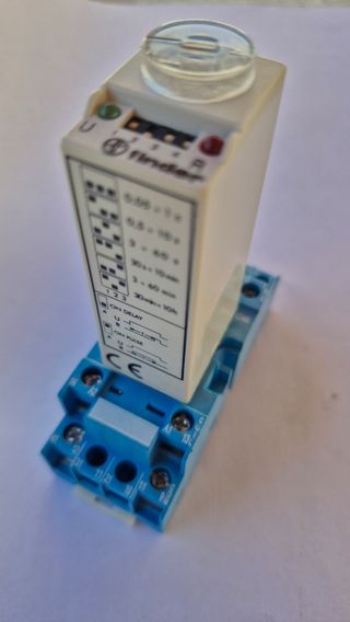 Relé Temporizador Finder 230V