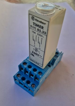 Relé Temporizador Finder 230V