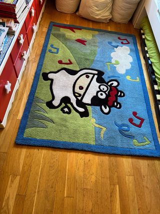 Alfombra infantil con vaca y notas musicales