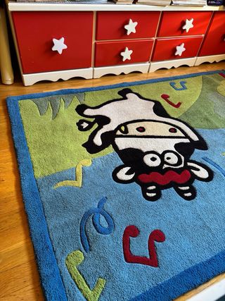Alfombra infantil con vaca y notas musicales