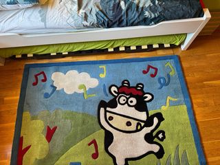 Alfombra infantil con vaca y notas musicales