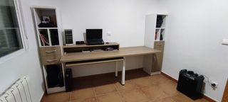 Escritorio con estanterías