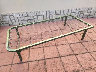 2 Somieres metálicos con patas / 2 Colchones