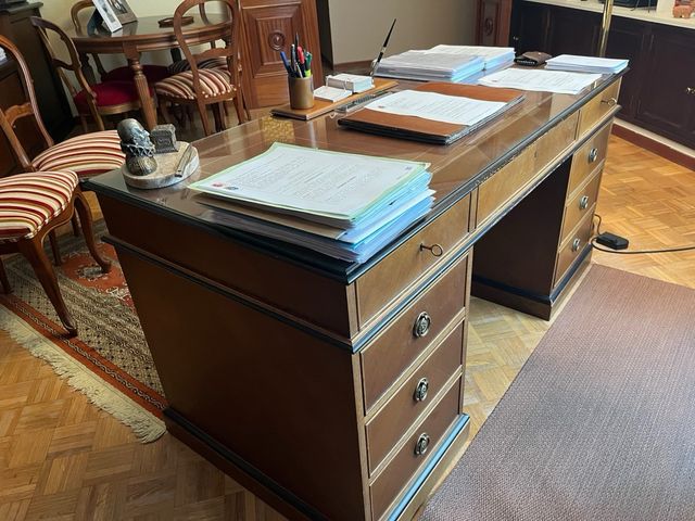 Mesa de despacho abogado madera y terciopelo