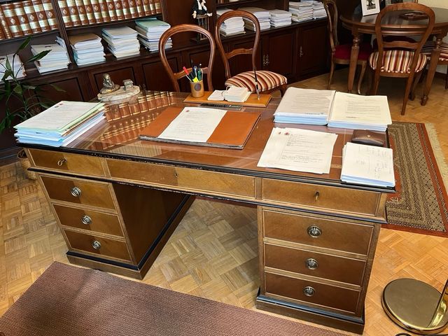 Mesa de despacho abogado madera y terciopelo