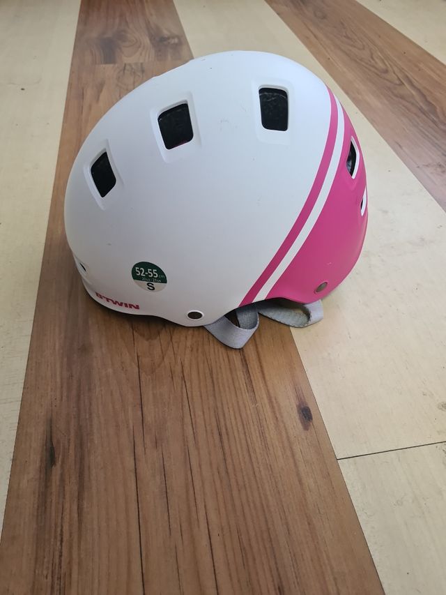 Casco de patinaje blanco y rosa