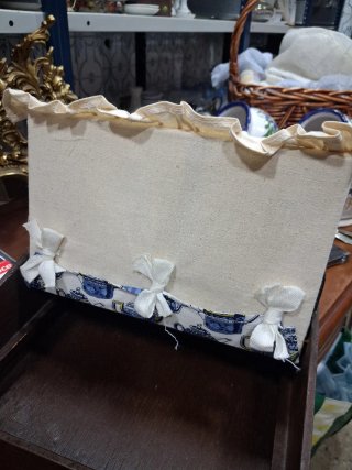 Antiguo costurero de madera y tela