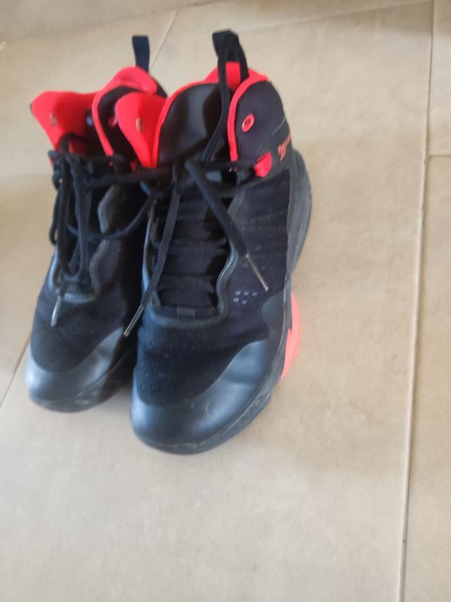 Deportivos abotinados negros y rojos