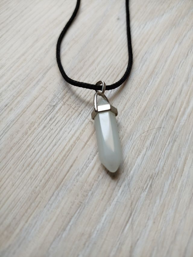 Collar con colgante mineral blanco