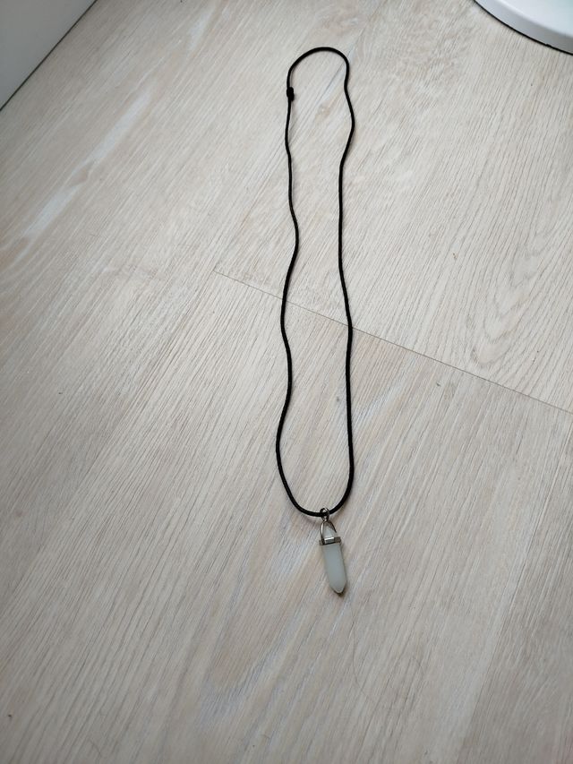 Collar con colgante mineral blanco